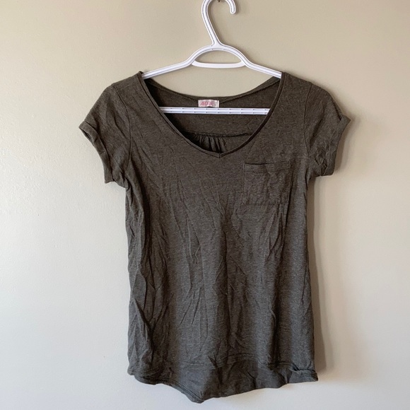 Forest green top with a pocket - Picture 1 of 2